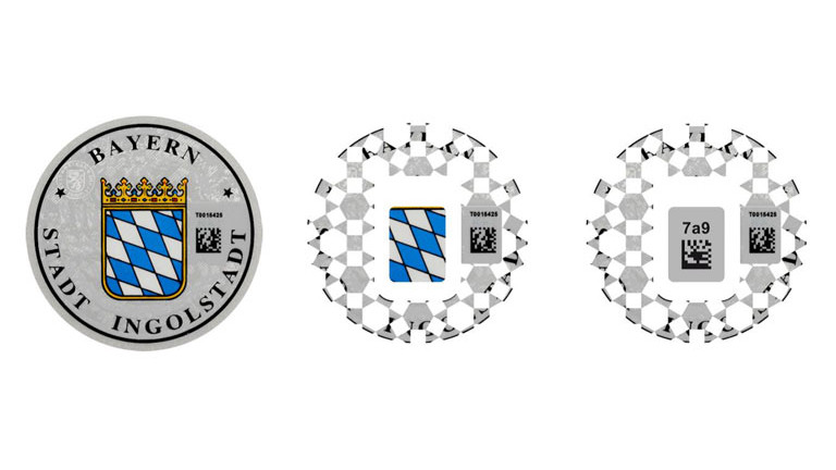 Freilegen der Stempelplakette Schritt für Schritt: vom intakten Siegel über die abgezogene Deckschicht bis zum sichtbaren dreistelligen Sicherheitscode